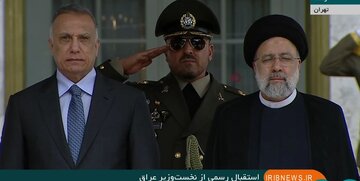 Le président Raïssi reçoit officiellement Al-Kazimi à Téhéran