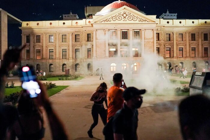 ایالات متحده همچنان صحنه اعتراضات مردمی است.  پاسخ پلیس به معترضان: گاز اشک آور، خشونت و بازداشت