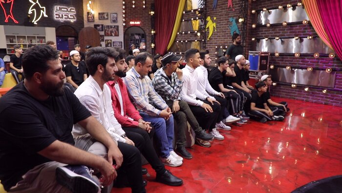 پشت صحنه «عصر جدید» چه خبر است؟ از کلکلهای علیخانی با شرکتکنندگان تا پیکنیک خانوادگی در استادیوم