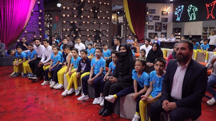 پشت صحنه «عصر جدید» چه خبر است؟ از کلکلهای علیخانی با شرکتکنندگان تا پیکنیک خانوادگی در استادیوم