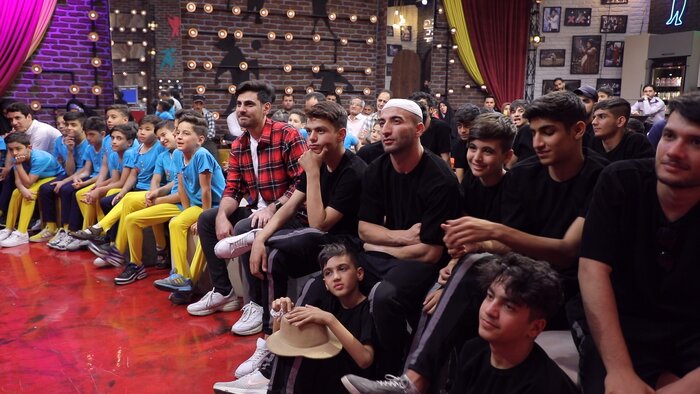 پشت صحنه «عصر جدید» چه خبر است؟ از کلکلهای علیخانی با شرکتکنندگان تا پیکنیک خانوادگی در استادیوم