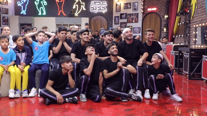 پشت صحنه «عصر جدید» چه خبر است؟ از کلکلهای علیخانی با شرکتکنندگان تا پیکنیک خانوادگی در استادیوم