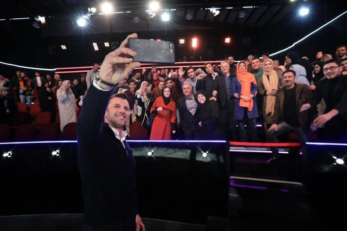 پشت صحنه «عصر جدید» چه خبر است؟ از کلکلهای علیخانی با شرکتکنندگان تا پیکنیک خانوادگی در استادیوم