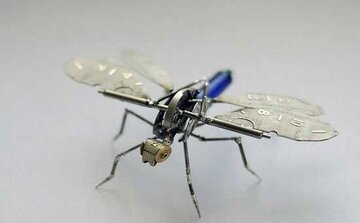 حشرات رباتیک نورانی به پرواز در می‌آیند