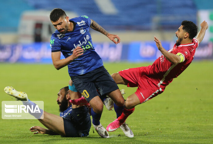 انفجار بمب زیر پای فوتبال ایران/ از هاشمینسب ۱۰۰میلیونی تا یک قدم مانده به قراردادهای ۱۰۰میلیاردی