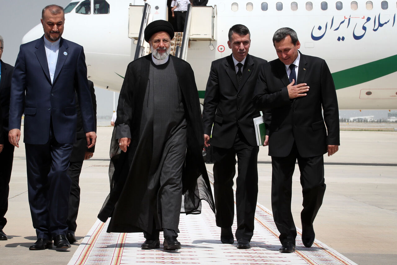 El presidente Raisi llega a Turkmenistán
