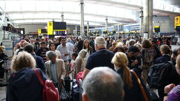 لغو ده‌ها پرواز در اثر تراکم بیش از حد مسافران در سالن فرودگاه اصلی انگلیس 