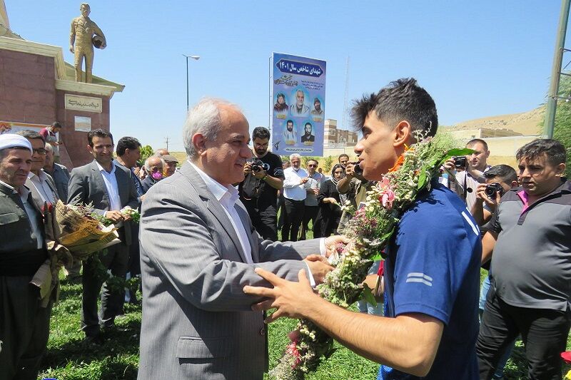 قهرمان مسابقات «ترامپولین» جهان با استقبال مردم وارد مهاباد شد