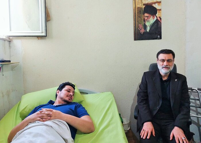 رییس بنیاد شهید از جانباز افغانستانی مدافع حرم در مشهد عیادت کرد