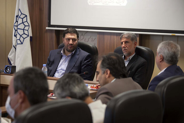 عضو هیات رئیسه مجلس: دولت از نخبگان و محققان علمی حمایت میکند