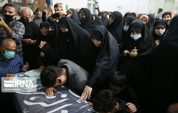 La cérémonie funéraire de la mère japonaise du martyr de la Sainte Défense a Téhéran