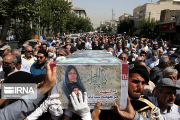 La cérémonie funéraire de la mère japonaise du martyr de la Sainte Défense à Téhéran