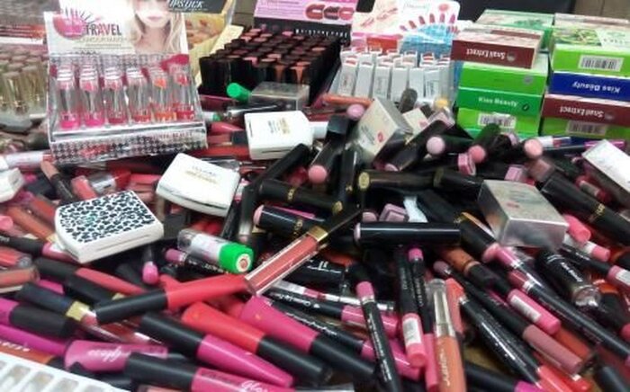 دستگیری سارقان میلیاردی و توقیف لوازم آرایشی قاچاق در بازار تهران