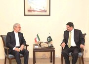 ایران سے تجارتی تعلقات کی راہ میں حائل رکاوٹوں کو دور کرنے کی کوشش کررہے ہیں: پاکستانی وزیر خزانہ