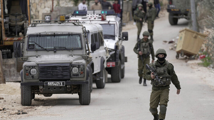 شهادت یک جوان فلسطینی در کرانه باختری؛ بازداشت ۴۰ نفر در یورش گسترده صهیونیست‌ها به منازل فلسطینیان