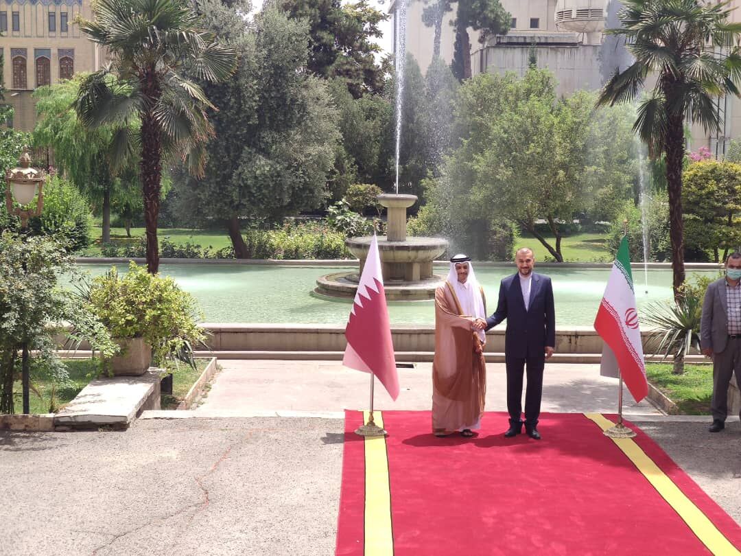 Qatari FM arrives in Tehran to meet officials