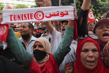صدها تونسی علیه همه‌پرسی قانونی اساسی تظاهرات کردند