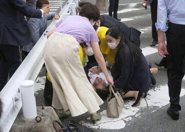 آخرین خبرها  از سوء قصد به نخست وزیر پیشین ژاپن/ منابع بیمارستانی: آبه علائم حیاتی ندارد