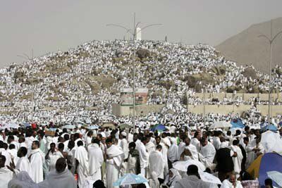 حجاج بيت الله يتوافدون على عرفات لاداء الركن الاعظم