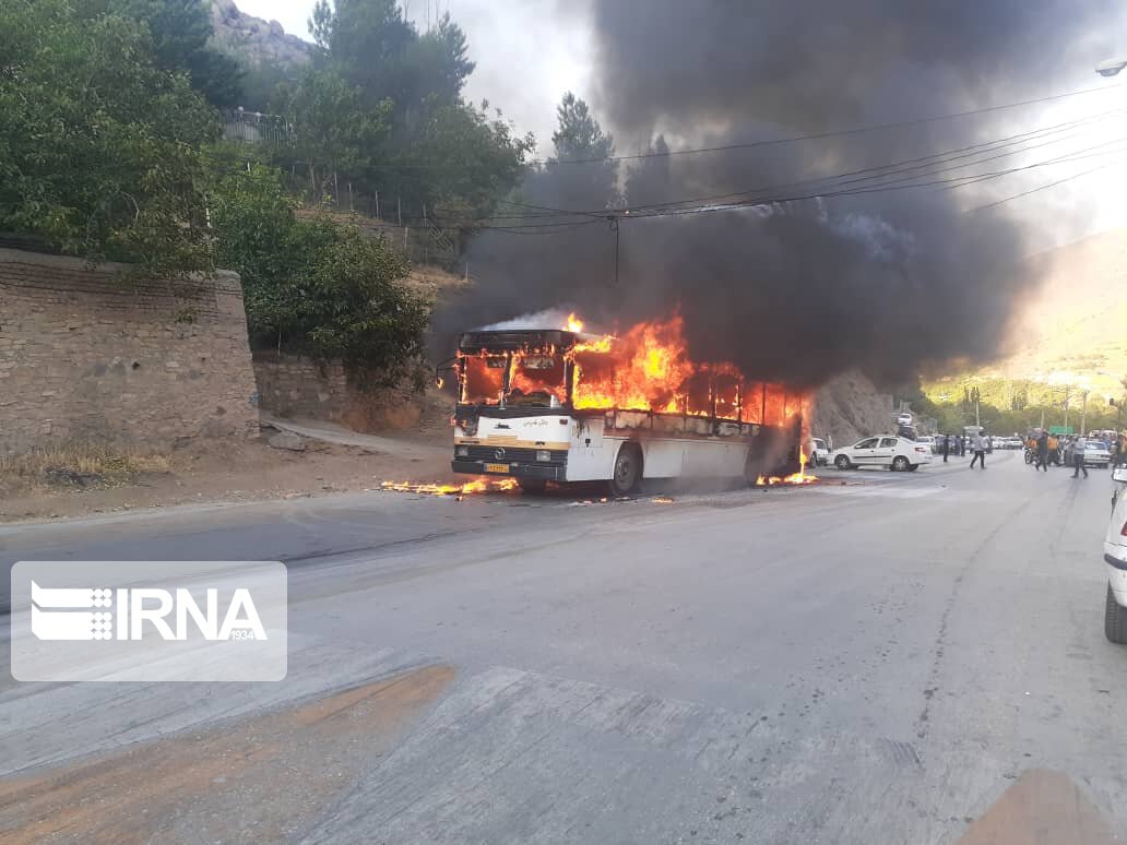 اتوبوس حامل مسافران سیروان به تهران دچار آتش سوزی شد  