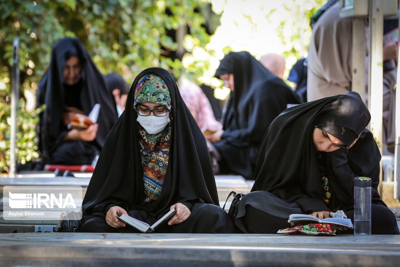 طنین دلنشین دعای عرفه در کنار مزار شهدا در بهشت زهرا (س) تهران 