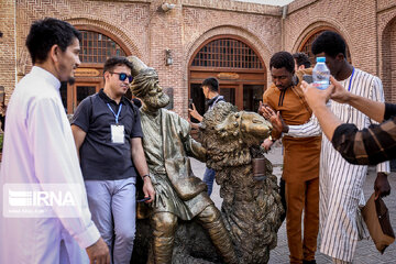 Visite d'étudiants étrangers dans les lieux touristiques de Qazvin