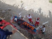 نجات کارگر مصدوم دره شهر ایلام توسط هلال احمر 
