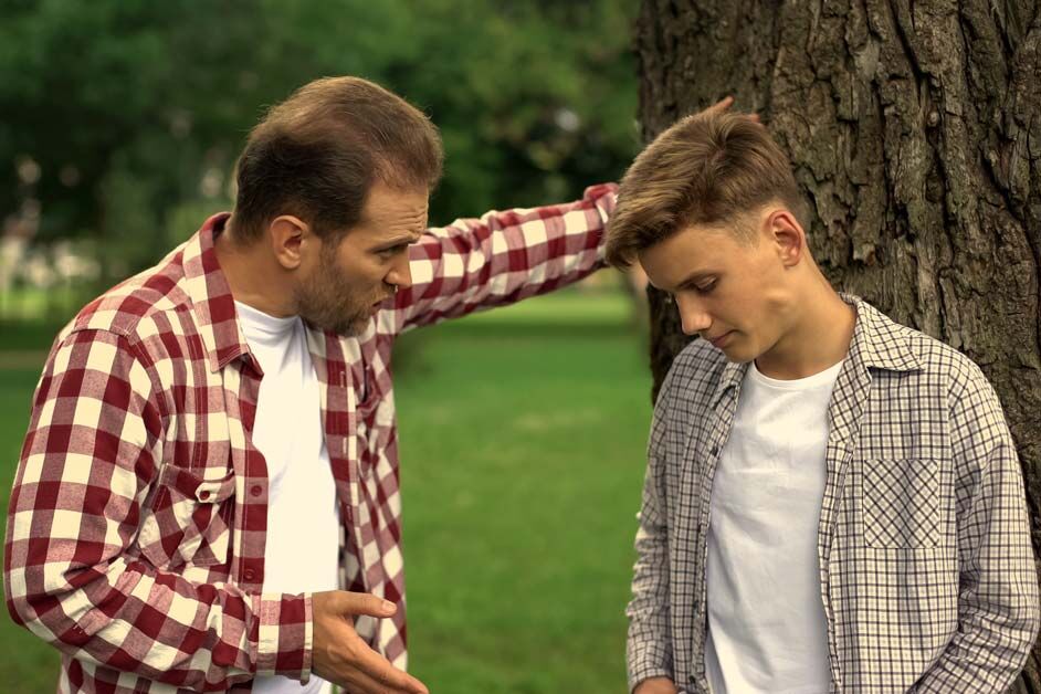 پنج اشتباه والدین که نوجوانشان را پنهانکار میکند پنج اشتباه والدین که نوجوانشان را پنهانکار میکند