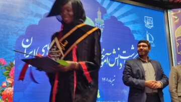 Téhéran (IRNA)-La première cérémonie de remise des diplômes de 1 400 étudiants internationaux de l'Université islamique d'Azad s'est tenue ce mercredi soir (14 juin 2023) en présence de Mohammed Mehdi Tehranchi, président de l'Université islamique d'Azad, à la succursale centrale de l’université dans le quartier de Sohanak à Téhéran. (Photo : Marzieh Soleimani)