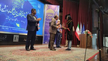 Téhéran (IRNA)-La première cérémonie de remise des diplômes de 1 400 étudiants internationaux de l'Université islamique d'Azad s'est tenue ce mercredi soir (14 juin 2023) en présence de Mohammed Mehdi Tehranchi, président de l'Université islamique d'Azad, à la succursale centrale de l’université dans le quartier de Sohanak à Téhéran. (Photo : Marzieh Soleimani)