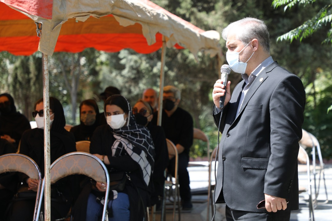 اسماعیل شنگله در همسایگی حمید سمندریان آرمید