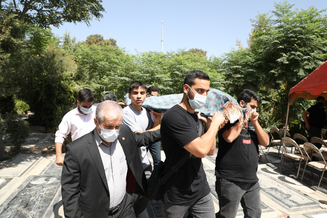 اسماعیل شنگله در همسایگی حمید سمندریان آرمید