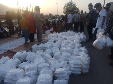 توزیع ۲۰ هزار وعده غذا در سفره یک کیلومتری در خرم آباد