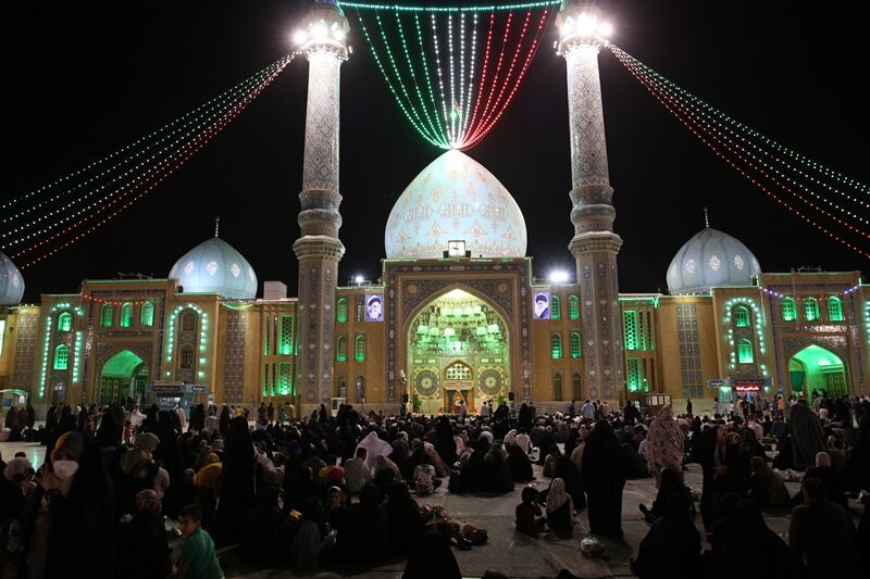 قم در شب عید غدیر خم غرق در نور و سرور شد - ایرنا