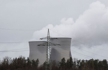 رویترز: آلمان در تعطیلی نیروگاه های هسته ای تجدید نظر می کند