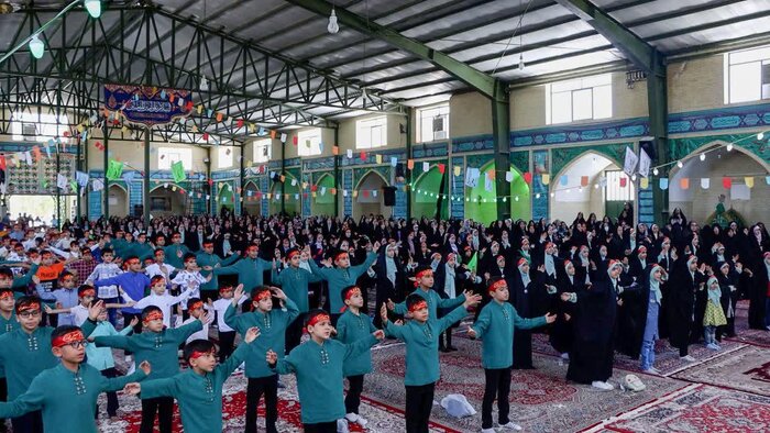 نماهنگ نسل حیدر با حضور یک‌هزار و ۴۰۰ دهه نودی در مهریز اجرا و تصویر برداری شد 