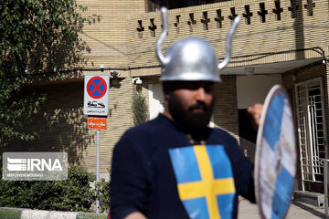 L’affaire Hamid Nouri: rassemblement de protestation devant l'ambassade de Suède a Téhéran