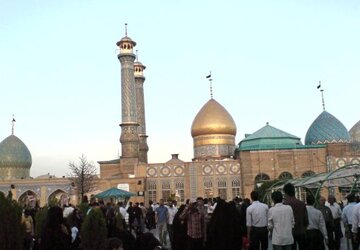  زائران حرم فرزند امام موسی کاظم( ع) در آستان ری به حضرت حمزه عرض ارادت می کنند