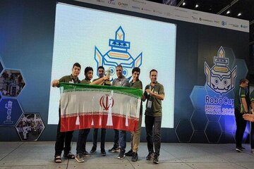 Les élèves iraniens champions du monde de foot de robots en Thaïlande 