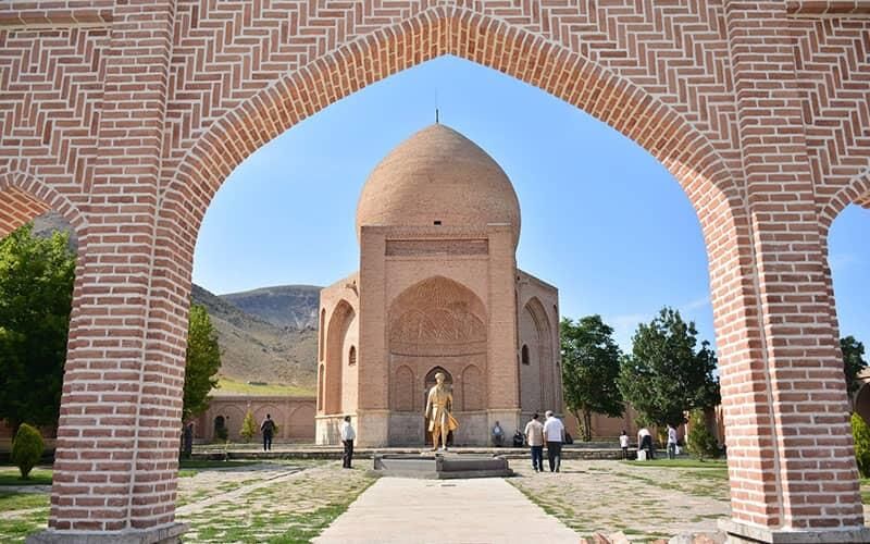 خیابان‌های مشرف به امامزاده سید صدرالدین اردبیل تعریض و ساماندهی می‌شود