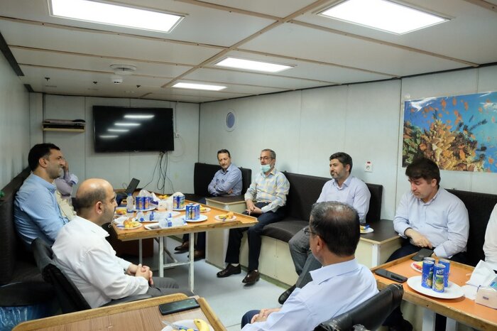 بازدید مدیران نفتی از کاوشگر دریایی خلیج فارس