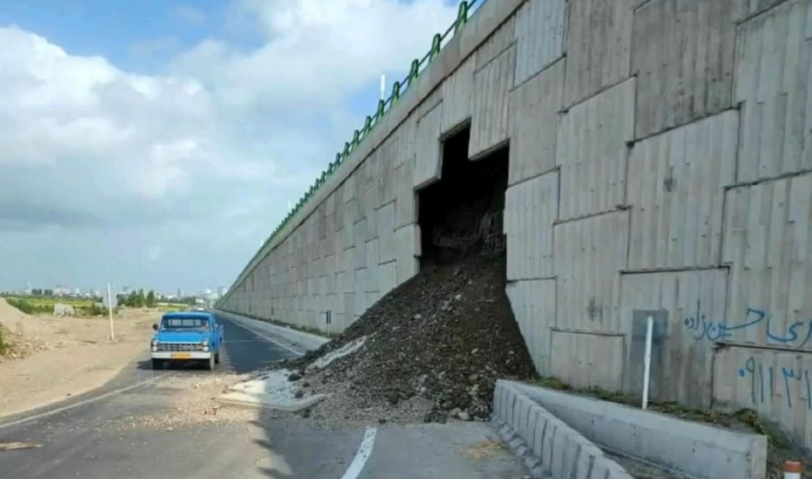 مصیبت طرح‌های نیمه تمام در مازندران / دیواره پل کمربندی فریدونکنار پیش از افتتاح فروریخت
