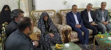 معاون پارلمانی رئیس جمهور با خانواده شهید لطیفی در خمین دیدار کرد