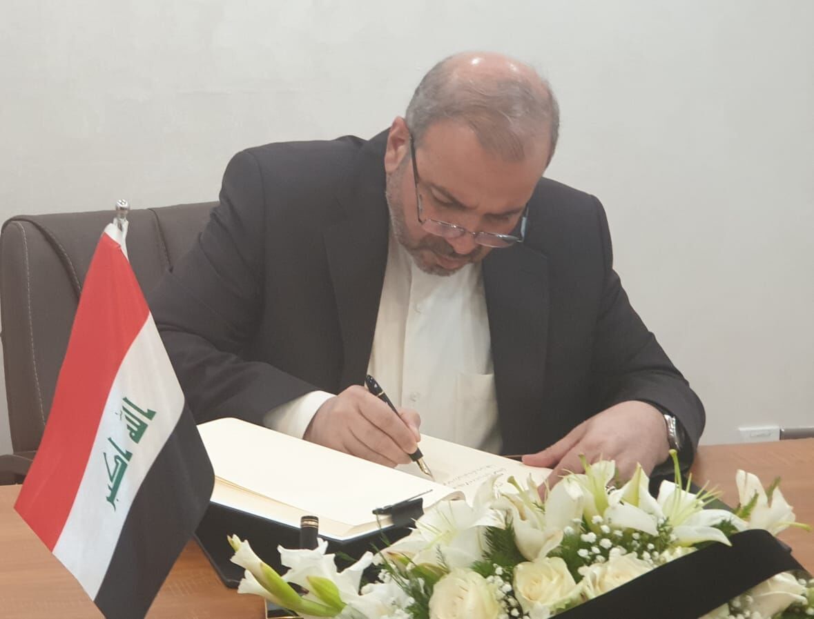 السفير الايراني في بغداد يوقع سجلّ التعازي لضحايا القصف التركي على زاخو 