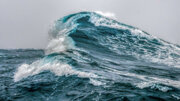 ارتفاع موج در دریای خزر به بیش‌ از چهار متر می‌رسد