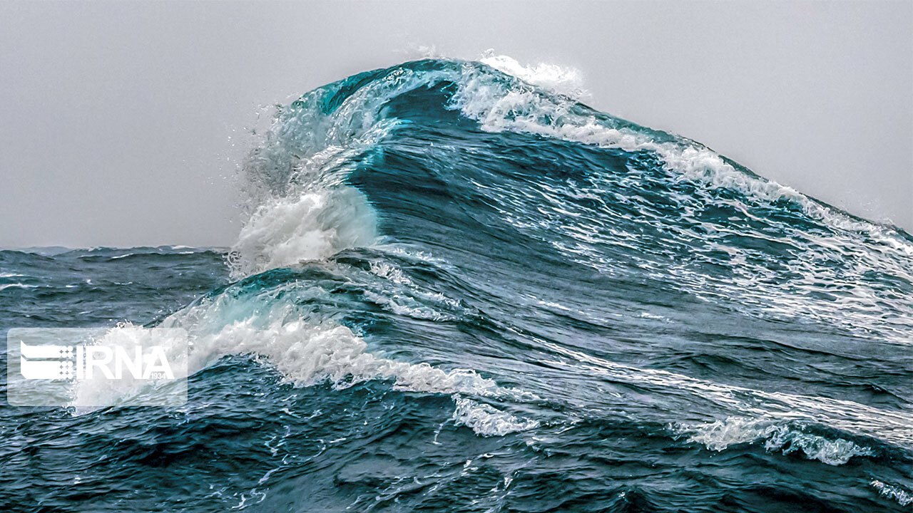 ارتفاع موج در دریای خزر به سه متر می‌رسد