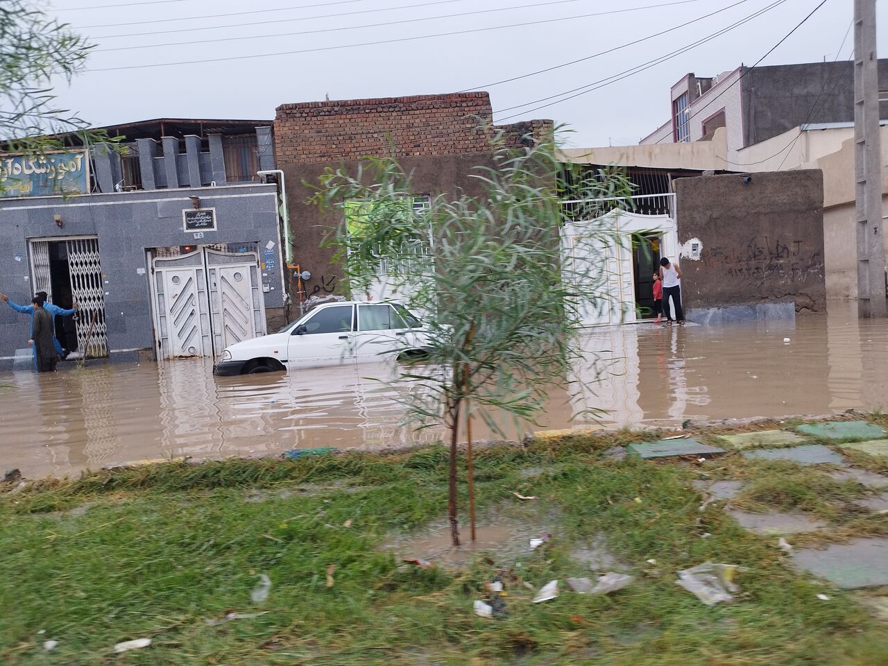بارش باران در کهنوج سبب آبگرفتگی شهری و مسدودی یک محور ارتباطی شد