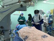 کارخیر وزیر بهداشت در همدان/ جراحی چشم پیرزن روستایی 