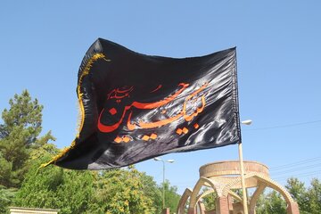 پرچم عزای حسینی در مهاباد برافراشته شد