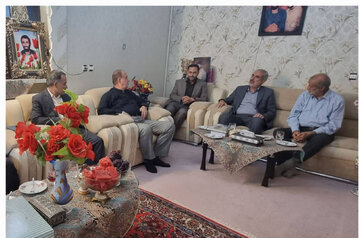 وزیر آموزش و پرورش با خانواده شهیدان حاجی‌بابایی دیدار کرد